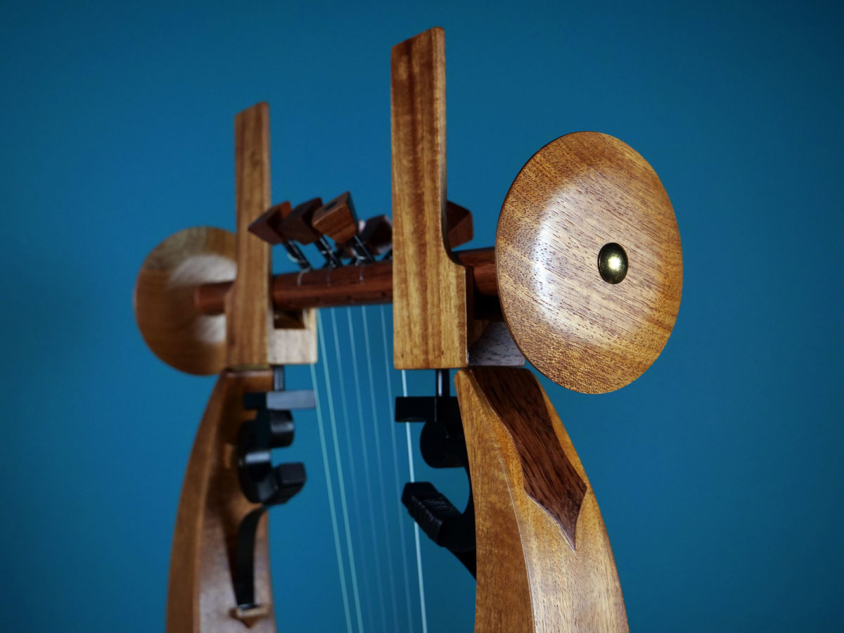 Kithara (Cithara) of the Golden Age with cedarwood soundboard, Luthieros Instruments, Koumartzis Familia, luthieros.com Kithara (Cithara) of the Golden Age with cedarwood soundboard, Luthieros Instruments, Koumartzis Familia, luthieros.com