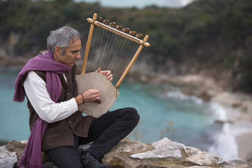 The Wandering Lyre of Thanasis Kleopas – Ancient Greek Lyre (13 strings) – luthieros.com - Top Quality HandCrafted Instrument - specially designed for Thanasis Kleopas