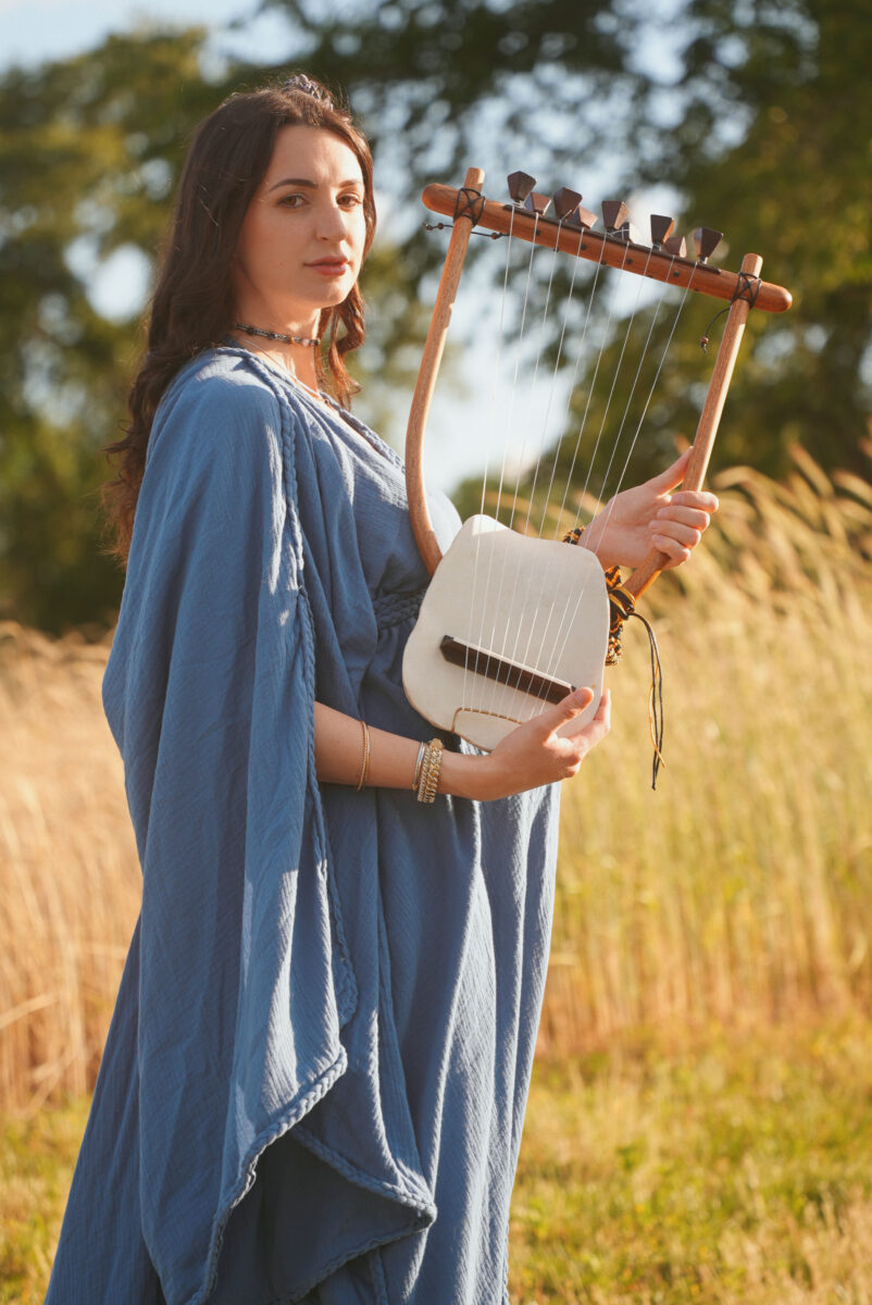 Gibi with a LUTHIEROS Lyre of Hermes
